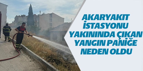 AKARYAKIT İSTASYONU YAKININDA ÇIKAN YANGIN PANİĞE NEDEN OLDU