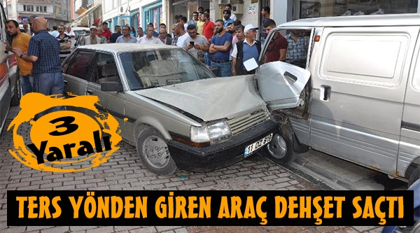 TERS YÖNDEN GİREN ARAÇ DEHŞET SAÇTI, 3 YARALI