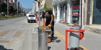 BOZÜYÜK'TE BULUNAN ÇÖP KOVALARI YENİLENDİ