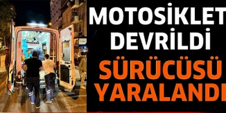 MOTOSİKLET DEVRİLDİ SÜRÜCÜSÜ YARALANDI