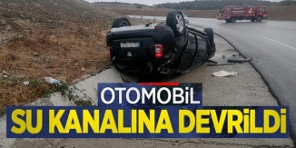 OTOMOBİL SU KANALINA DEVRİLDİ